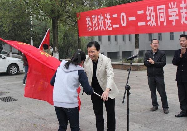 長沙師范學校舉行幼師國培頂崗實習歡送授旗儀式