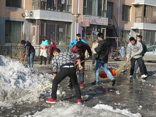 社區(qū)清雪 服務(wù)大眾社區(qū)清雪 服務(wù)大眾
