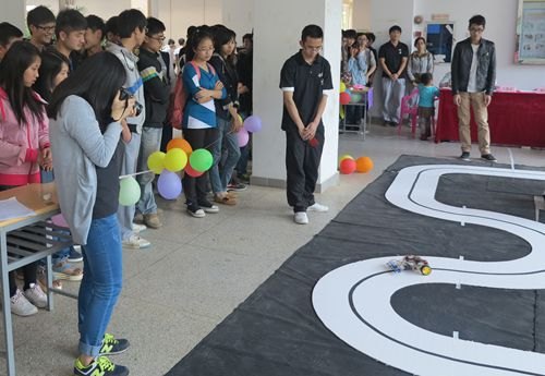 給夢想加速 電子系舉辦第三屆“速度與激情”智能小車競速賽