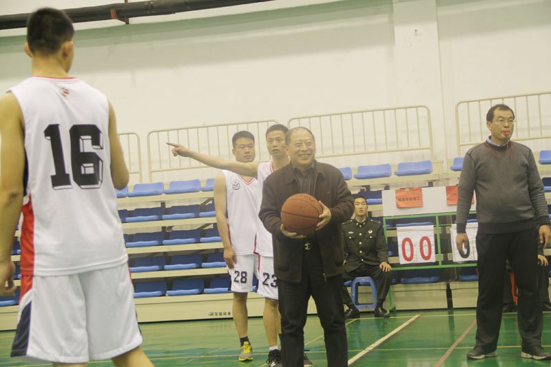 皖西學院體育學院代表隊與南京軍區代表隊舉行籃球友誼賽