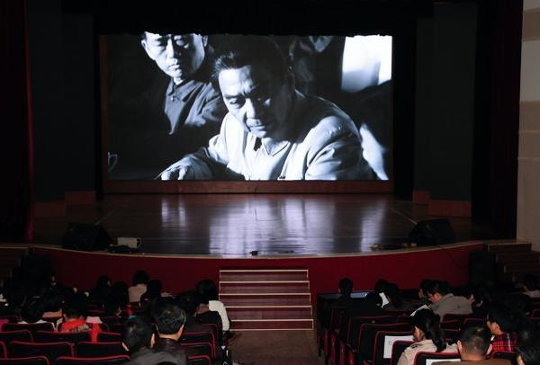 長沙師范學校組織師生黨員觀看電影《周恩來的四個晝夜》