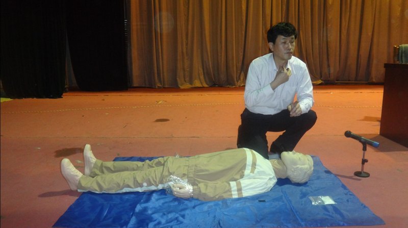 體育學(xué)系“同心協(xié)力,拯溺救難”安全游泳、救生知識(shí)講座圓滿結(jié)束