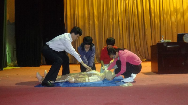 體育學(xué)系“同心協(xié)力,拯溺救難”安全游泳、救生知識(shí)講座圓滿結(jié)束