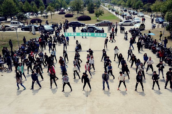 校團委廣泛開展“三走”系列活動