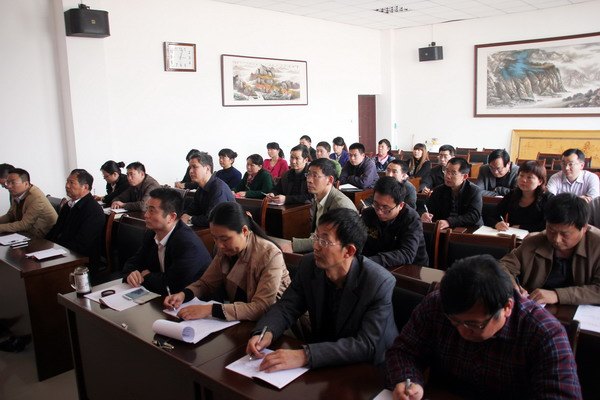 鄭州職業技術學院組織黨員干部收看吳天君書記專題報告