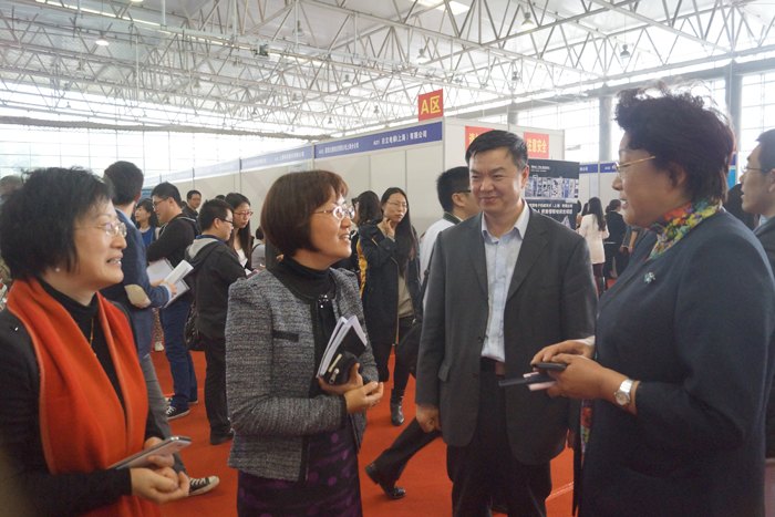 東華大學舉行理工類、經管人文類企業聯合招聘會 400余家企業為應屆畢業生提供3000余個崗位