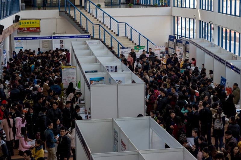 紡織服裝類企業聯合招聘會在校舉行