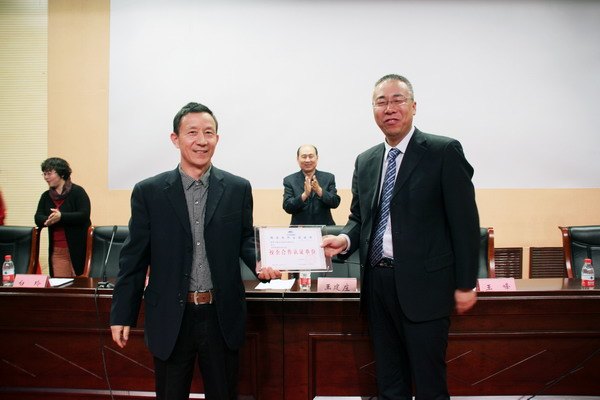 鄭州職業技術學院召開第二屆“宇通班”開班典禮暨獎學金頒獎大會