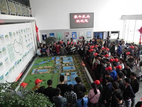 (圖文)安徽工業(yè)大學(xué)工商學(xué)院組織畢業(yè)生參加馬鞍山市“看發(fā)展 促就業(yè)”活動(dòng)