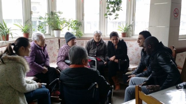 踐行雷鋒精神 塑造美好心靈——外訓(xùn)系組織團(tuán)員及留學(xué)生志愿者參加學(xué)雷鋒活動