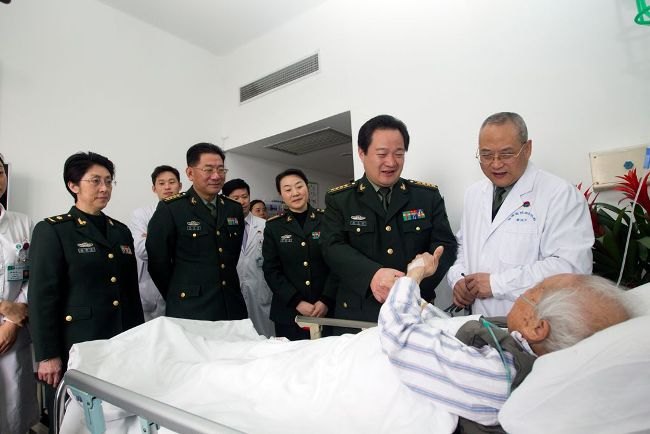 95歲新四軍老兵在長海醫院成功“拆彈”