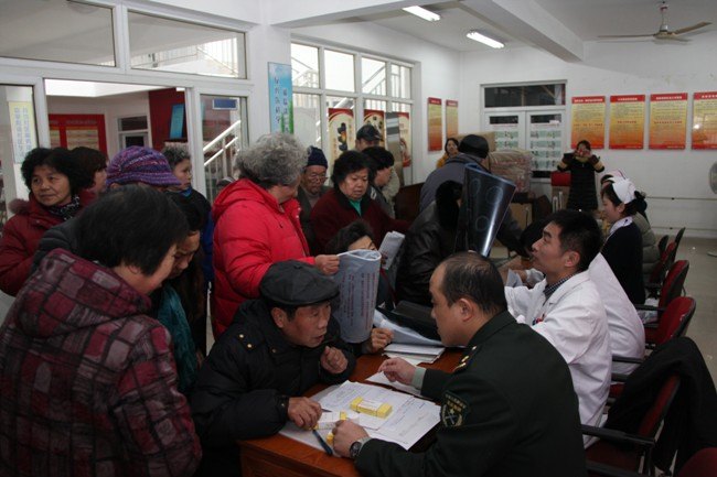 “青春助健康  軍民魚水情”——東方肝膽外科醫院學雷鋒活動走進安亭
