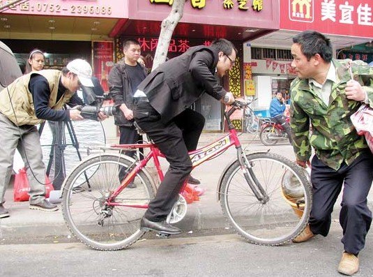 【惠州日?qǐng)?bào)】大學(xué)生把惠州好人好事拍成系列微電影