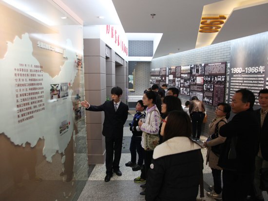 南京理工大學泰州科技學院組織教職工赴南理工參觀校史館