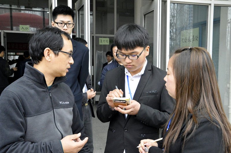 學院領導赴2014屆畢業生招聘會 助力就業