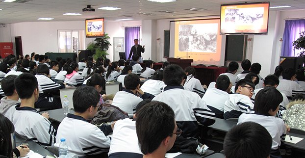 講授紅色經(jīng)典:油畫系黨支部開展“紅色1+1”活動