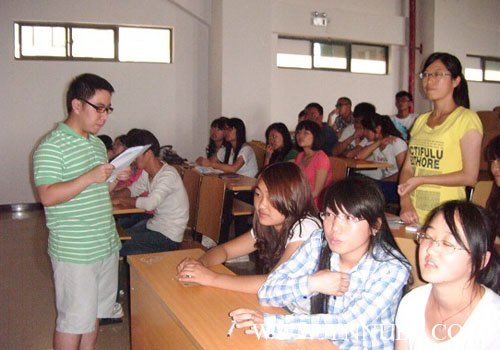 中文系團總支“晨空杯”知識競賽拉開帷幕