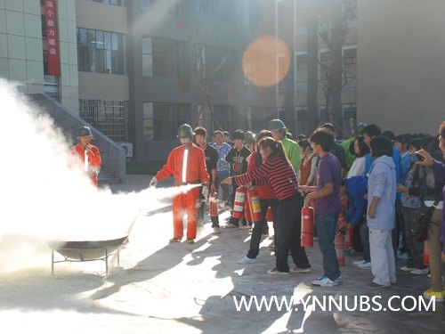 云南師范大學商學院楊林校區開展安全消防演練