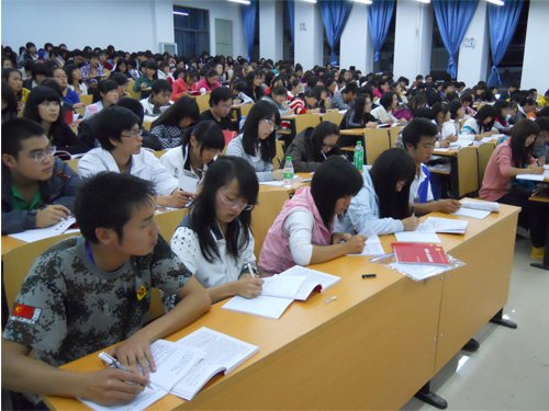 云南師范大學商學院楊林校區黨校培訓拉開帷幕 學院執行理事劉學民作專題報告