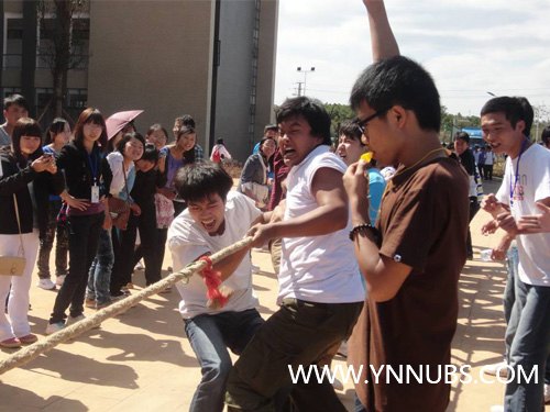 工管學院組織2011級學生拔河比賽