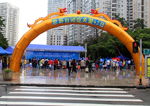 風雨中牽手星星的孩子放飛藍色夢想