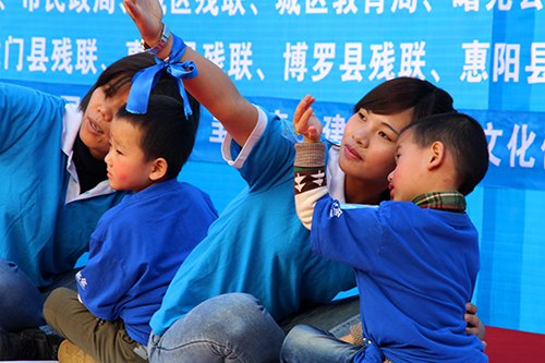 風雨中牽手星星的孩子放飛藍色夢想