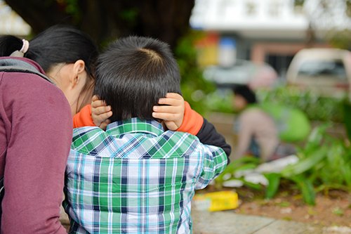 風雨中牽手星星的孩子放飛藍色夢想