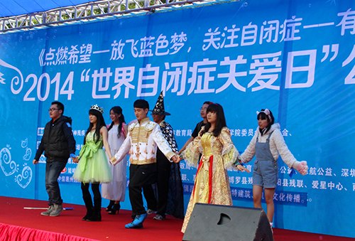 風雨中牽手星星的孩子放飛藍色夢想