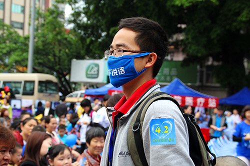風雨中牽手星星的孩子放飛藍色夢想