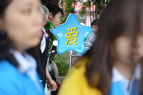 風雨中牽手星星的孩子放飛藍色夢想