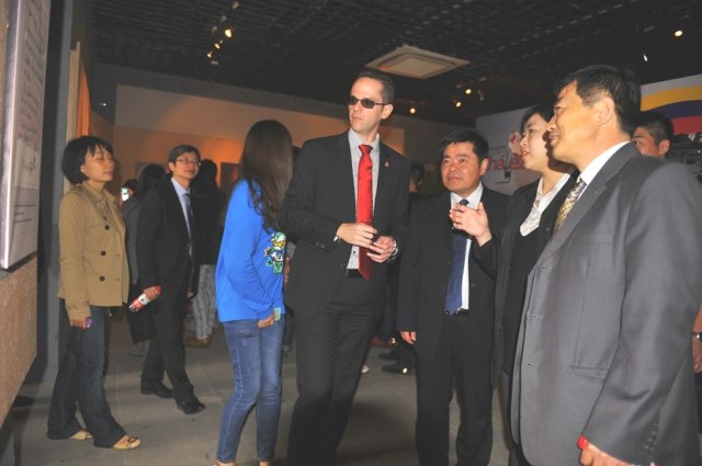 委內瑞拉故總統查韋斯紀念圖片展在金陵學院開幕