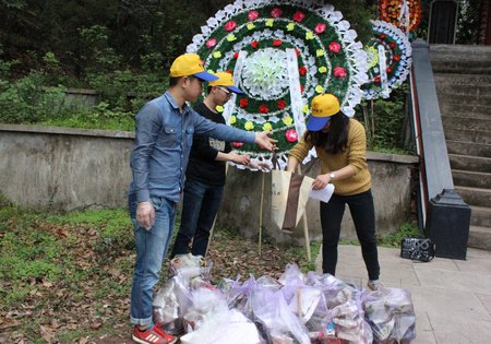 校青年志愿者祭掃烈士陵園