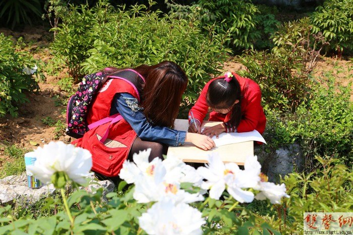 傳媒學院志愿者與民工子弟結(jié)對古林公園寫生