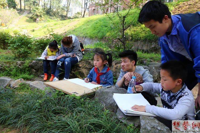傳媒學院志愿者與民工子弟結(jié)對古林公園寫生