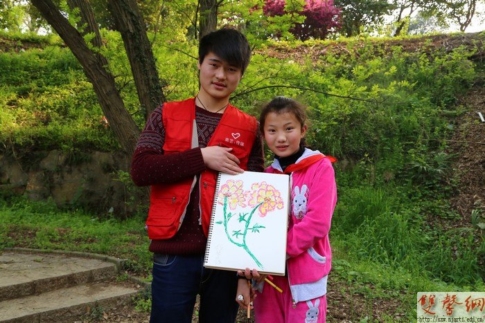 傳媒學院志愿者與民工子弟結(jié)對古林公園寫生