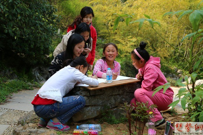 傳媒學院志愿者與民工子弟結(jié)對古林公園寫生