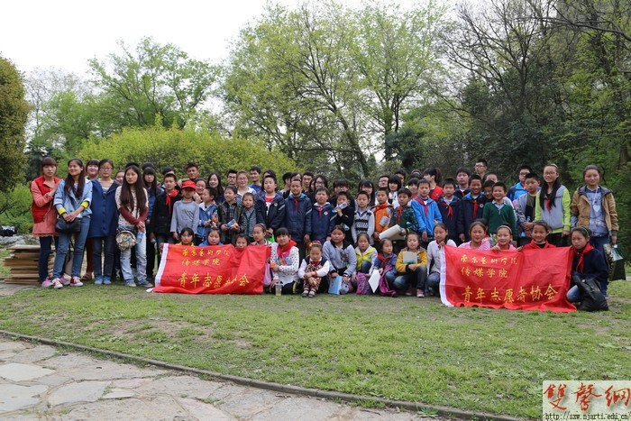 傳媒學院志愿者與民工子弟結(jié)對古林公園寫生