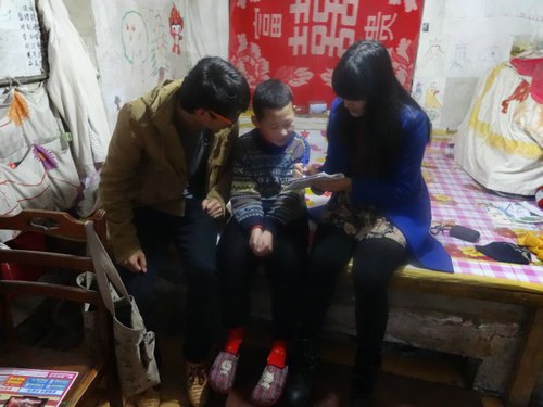 經濟管理學院志愿者慰問貧困兒童寶濃乃加布經濟管理學院志愿者慰問貧困兒童寶濃乃加布