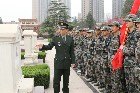 鄭州大學師生清明前夕到鄭州烈士陵園掃墓