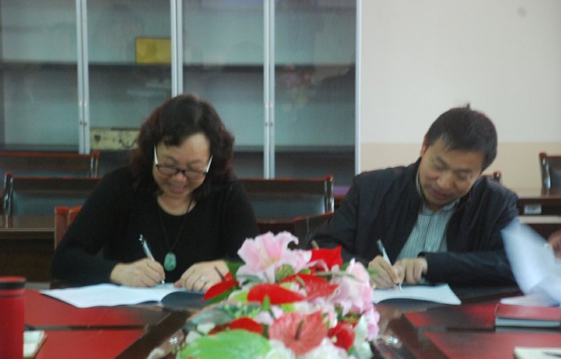 學校舉行社會治安綜合治理、消防安全責任書簽署儀式