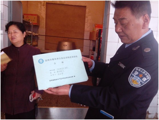 云南師范大學商學院后勤管理處聯合紀檢監審室、保衛處對各食堂及商鋪進行檢查