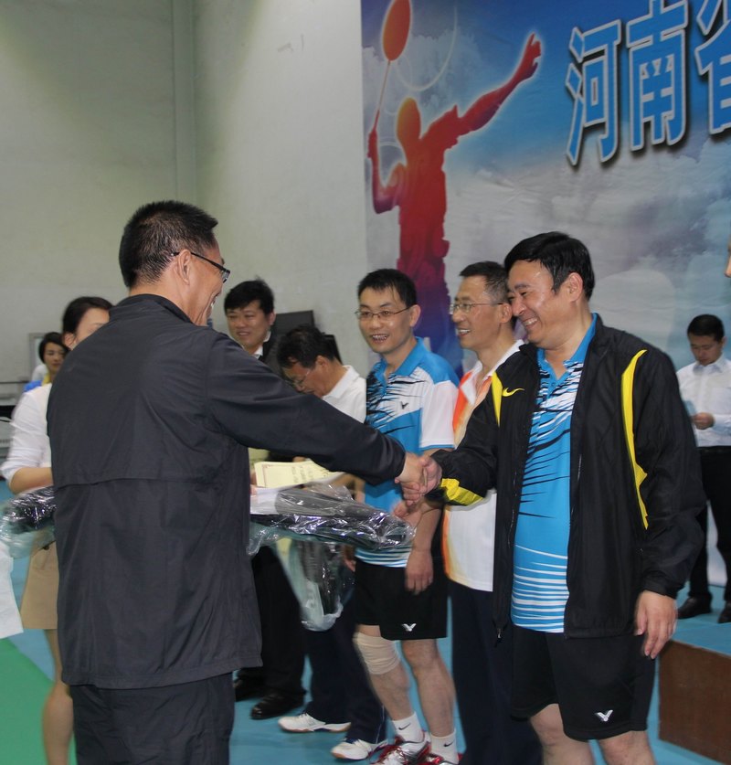 許昌學(xué)院成功舉辦“聯(lián)通杯”第四屆河南省高校校長(zhǎng)羽毛球比賽