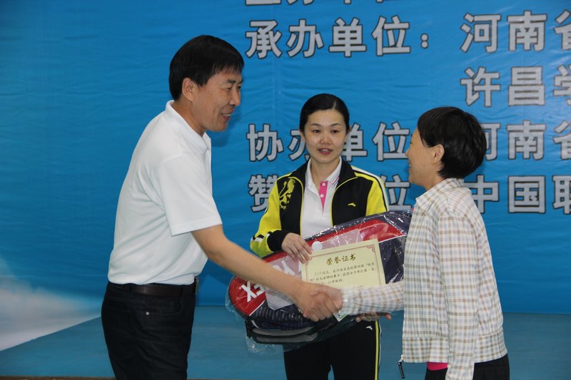 許昌學(xué)院成功舉辦“聯(lián)通杯”第四屆河南省高校校長(zhǎng)羽毛球比賽