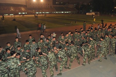 國防生舉行拔河比賽活躍業余生活