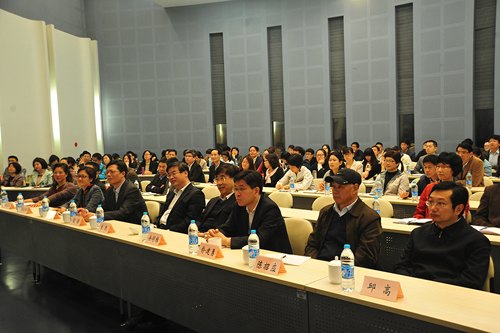 東華大學(xué)召開黨委中心組(擴(kuò)大)學(xué)習(xí)會(huì) 加強(qiáng)媒介素養(yǎng)培訓(xùn)