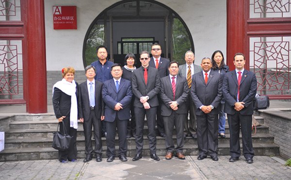 委內(nèi)瑞拉使領(lǐng)館總領(lǐng)事等一行訪問金陵學(xué)院