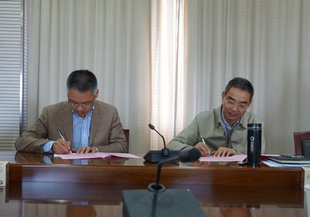 學(xué)校與各學(xué)院部門簽訂綜治責(zé)任書