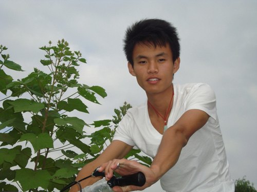 【青春在閃光】2013東華大學(xué)學(xué)生年度人物風(fēng)采巡禮