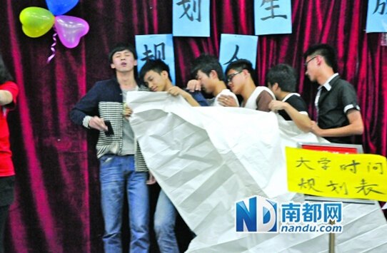 【南方都市報(bào)】惠州學(xué)院“情景劇”大賽 16支學(xué)生隊(duì)伍自編自導(dǎo)自演