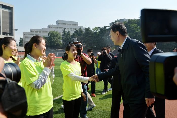 李學(xué)勇省長(zhǎng)來(lái)校慰問(wèn)青奧會(huì)開閉幕式參演師生